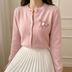 Tropische Krabbe und Fisch Brosche auf rosa Strickjacke mit elegantem Faltenrock