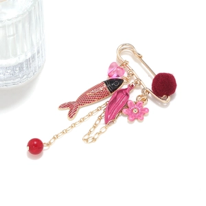 Broche poisson tropical coloré et fleur avec écailles rouges et pendentif en cœur