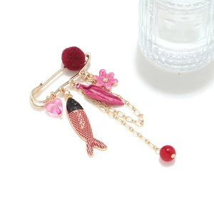 Broche épingle de sûreté avec poisson tropical, fleurs et pompon rouge en pendentif