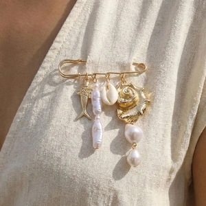 Retro Ocean Theme Safety Pin Brooch With Alloy Conch Fish Shell And Artificial Baroque Pearl Charms For Women Artistic Decorative