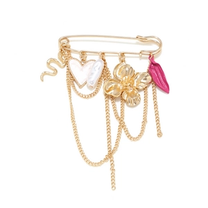 Broche épingle à nourrice dorée vintage avec breloques cœur, fleur et feuille rose