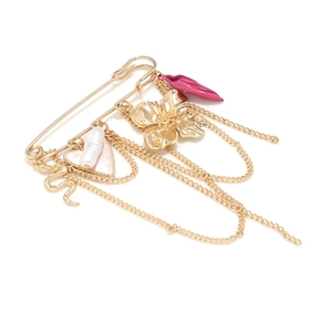 Broche vintage dorée avec perles en cœur et breloques colorées sur épingle à nourrice