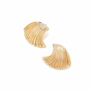 Vintage gold seashell stud earrings with textured wavy pattern for women in retro style