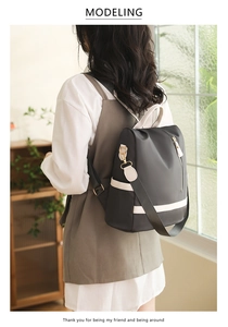Détail du sac à dos oxford imperméable bicolore avec fermetures éclair dorées sur mannequin