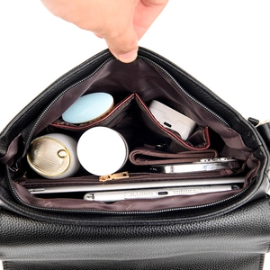 Borsa a tracolla in pelle con trama litchi e ampio spazio interno a più strati