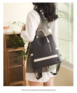 Détail d'un sac à dos en nylon imperméable avec sangles contrastées noir et blanc et poche