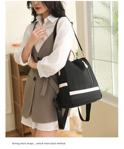 Détail du sac à dos oxford bicolore avec bandoulière amovible pour un porté polyvalent