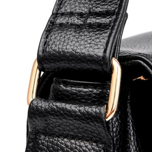 Borsa a tracolla classica in pelle nera martellata con eleganti dettagli in metallo dorato
