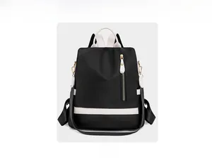 Vue de face du sac à dos oxford imperméable noir et beige avec garnitures dorées