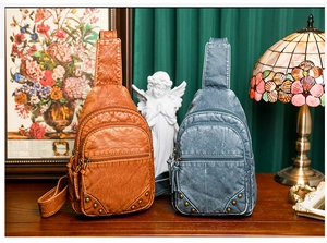 Gros plan de sacs de poitrine en similicuir vintage avec poches et clous en métal