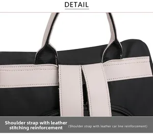 Détail de la bandoulière renforcée avec bordure en cuir et coutures sur sac à dos bicolore