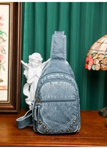 Détail du sac de poitrine rétro en similicuir lavé avec rivets et fermetures éclair