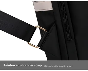 Détail de la couture renforcée et de l'anneau en D doré sur le sac à dos étanche