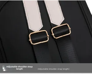 Détail de la bandoulière réglable avec boucle en métal doré sur le sac à dos de voyage noir