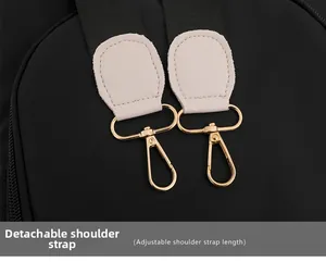 Détail de la bandoulière réglable et amovible avec des ferrures en métal doré élégant