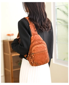 Sac de poitrine en cuir PU marron vintage avec poches zippées et détails de rivets bronzés