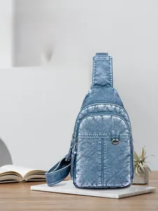 Detail der vintage blauen Umhängetasche aus gewaschenem PU-Leder mit Reißverschluss