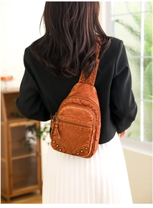 Détails du sac de poitrine vintage en cuir marron lavé avec rivets métalliques et fermetures