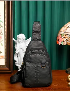 Detailansicht der schwarzen Vintage-Brusttasche aus weichem PU-Leder mit Doppel-Reißverschluss