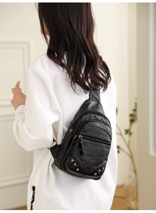 Détail du sac de poitrine en cuir PU noir lavé avec fermetures éclair et rivets dorés