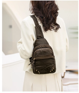 Gros plan d'un sac de poitrine en similicuir délavé vintage avec des rivets en métal