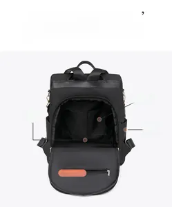 Dettaglio interno dello zaino antifurto nero impermeabile con tasche funzionali di stoccaggio