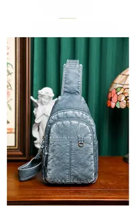 Detail der Vintage-Brusttasche aus blauem gewaschenem Kunstleder mit Reißverschlüssen