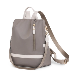 Sac à dos taupe imperméable pour femme avec poignées contrastées et détails dorés