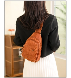 Detaillierte Rückansicht der braunen Vintage-Crossbody-Brusttasche aus gewaschenem PU-Leder