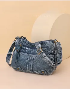 Détail du sac bandoulière en cuir lavé avec plusieurs fermetures éclair et rivets