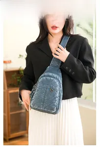 Nahaufnahme der blauen Kunstledertasche mit Vintage-Textur und bronzenen Beschlägen