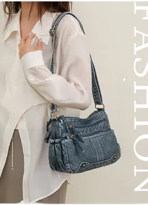 Detailansicht der blau gewaschenen Leder-Umhängetasche mit Vintage-Reißverschlüssen