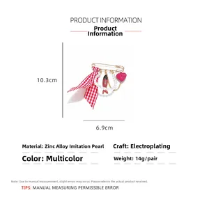 Vue détaillée des dimensions d'une broche poisson tropical coloré avec ruban à carreaux