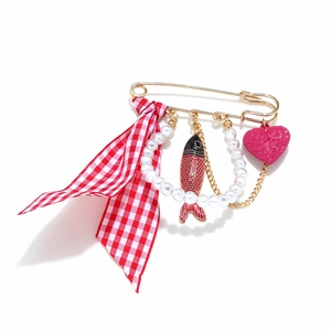 Broche poisson tropical avec ruban à carreaux rouge, cœur et perles blanches