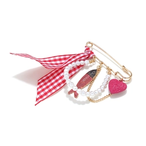 Broche poisson tropical et cœur avec perles et ruban sur épingle de sûreté dorée