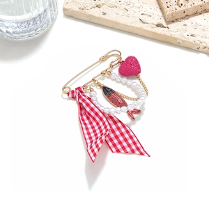 Broche chic poisson tropical avec nœud vichy rouge et breloque cœur sur épingle dorée