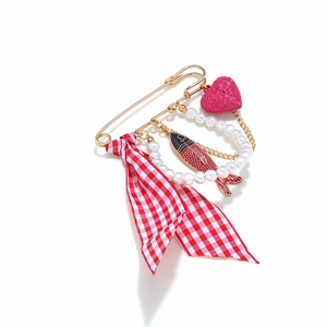 Broche épingle dorée avec nœud vichy rouge, poisson émaillé, perle et pendentif en cœur