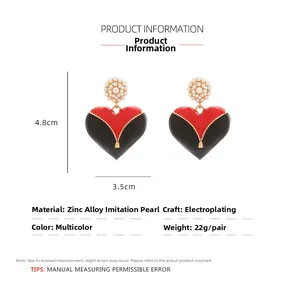 Détail de boucles d'oreilles cœur en émail avec perles et dimensions précises