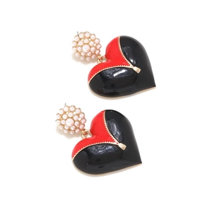 Détail de boucles d'oreilles cœur en émail rouge et noir avec fermeture éclair dorée