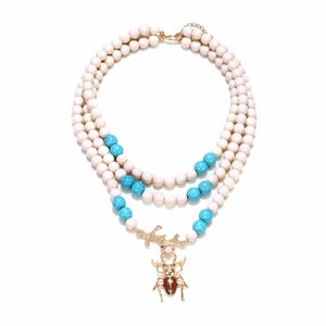 Collana bohémien a tre strati con perline turchesi e ciondolo a forma di scarabeo dorato