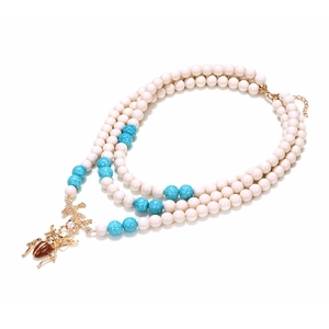 Collana boho a tre strati con perline turchesi e ciondolo a forma di scarabeo dorato