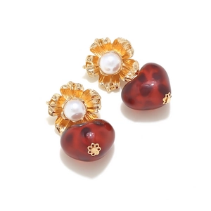 Floral resin heart drop earrings with gold petals and white pearls in vintage style