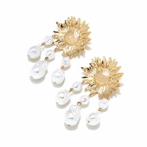 Sonnenblumen-Ohrhänger mit Barockperlen und Goldakzenten auf weißem Hintergrund