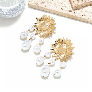 Detail von Sonnenblumen-Ohrring mit Goldblättern, Barockperlen und eleganten Quasten