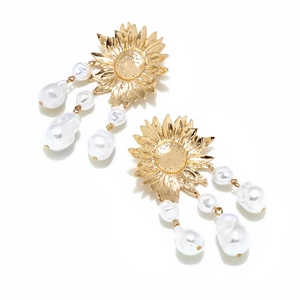 Sonnenblumen-Ohrringe mit Barockperlen und eleganten goldenen Blüten auf weißem Grund