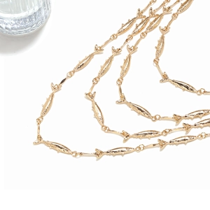 Collier multi-rangs doré avec pampilles de poissons tropicaux et cascade style océan