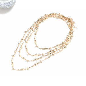 Collier multi-rangs doré style océan avec pampilles de poissons tropicaux élégants
