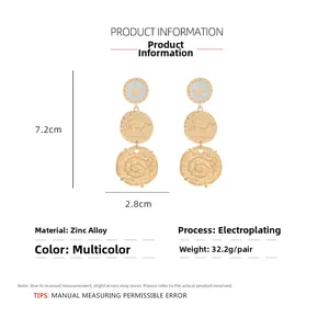Vue détaillée de boucles d'oreilles vintage dorées avec textures relief d'étoile de mer