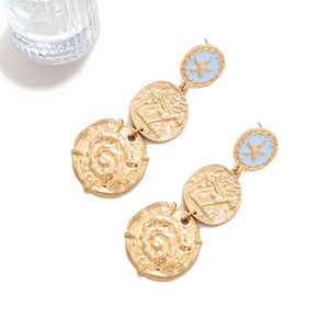 Boucles d'oreilles dorées vintage avec étoile de mer bleue et texture martelée