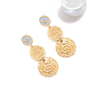 Détail macro des boucles d'oreilles vintage avec reliefs étoile de mer et spirale